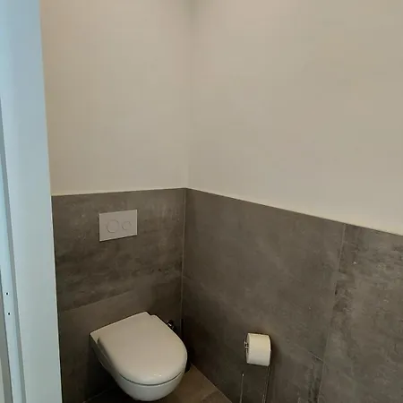 6 - Easy Apartment *